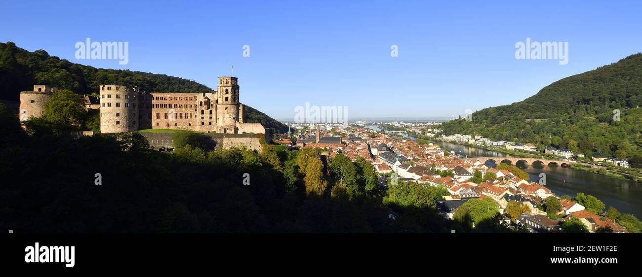 Germania, Baden Wurttemberg, Heidelberg, il castello, la città e la valle del Neckar fin dai giardini del castello Foto Stock
