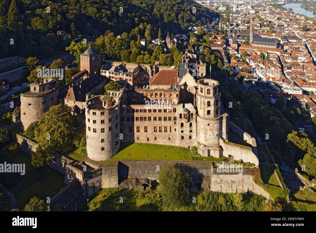 Germania, Baden Wurttemberg, Heidelberg, la città vecchia e il castello (vista aerea) Foto Stock
