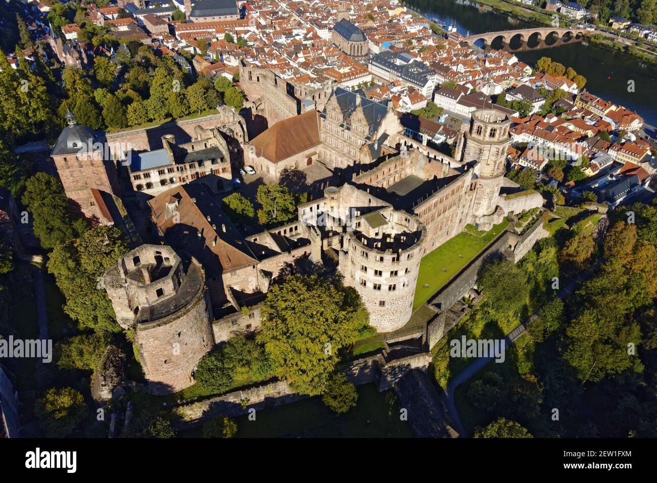 Germania, Baden Wurttemberg, Heidelberg, la città, il castello e sullo sfondo il Neckar con il vecchio ponte Karl-Theodor Brücke (vista aerea) Foto Stock