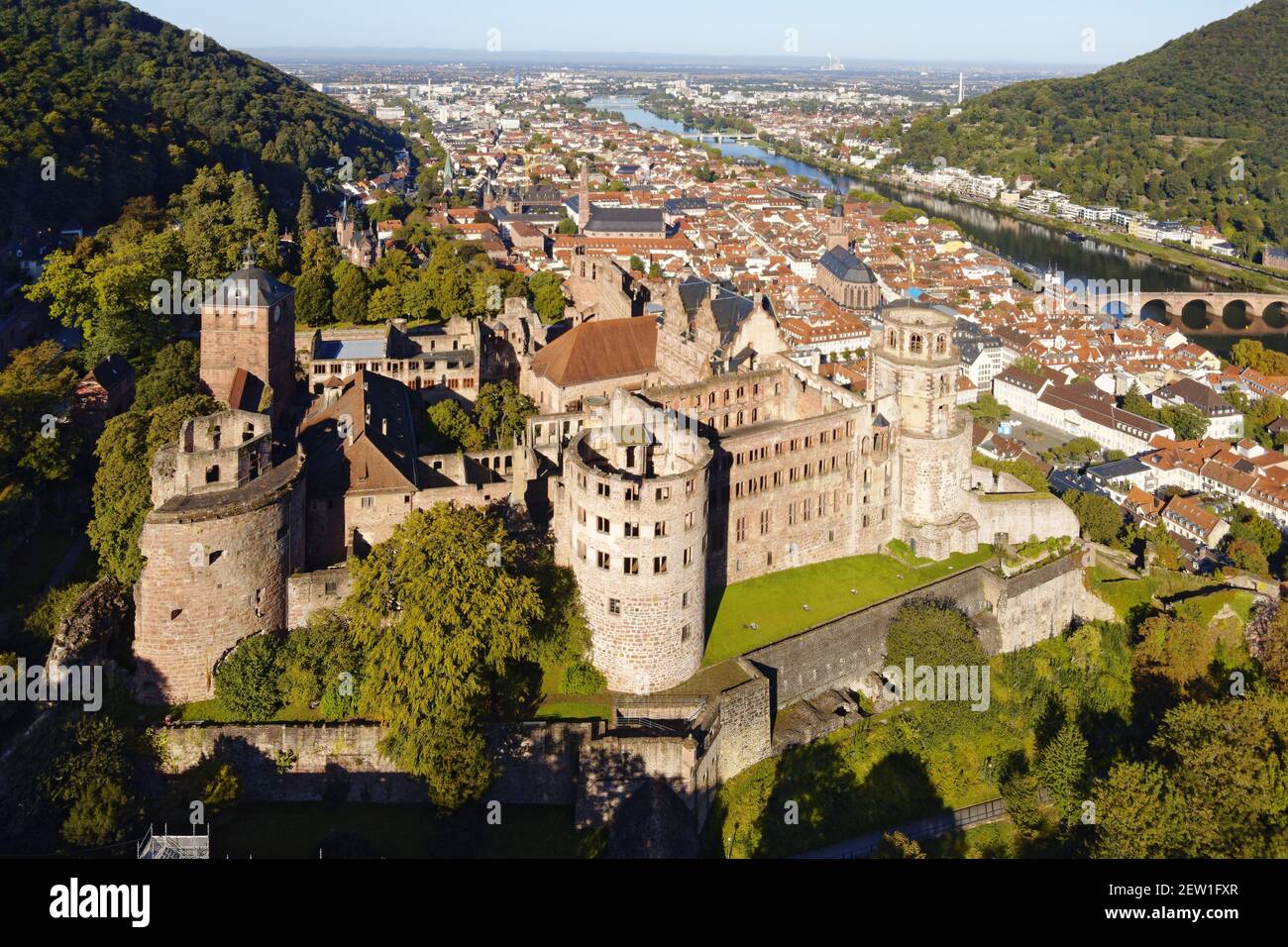 Germania, Baden Wurttemberg, Heidelberg, la città, il castello e sullo sfondo il Neckar con il vecchio ponte Karl-Theodor Brücke (vista aerea) Foto Stock