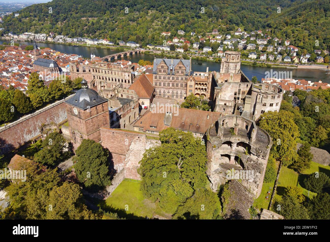 Germania, Baden Wurttemberg, Heidelberg, la città, il castello e sullo sfondo il Neckar con il vecchio ponte Karl-Theodor Brücke (vista aerea) Foto Stock