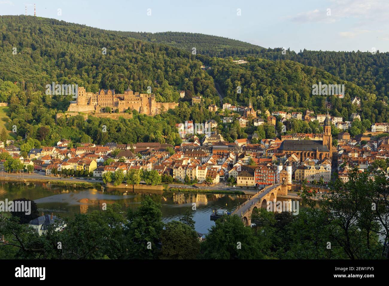 Germania, Baden Wurttemberg, Heidelberg, la città, il castello dalla riva destra del Neckar e il vecchio ponte Karl-Theodor Brücke Foto Stock