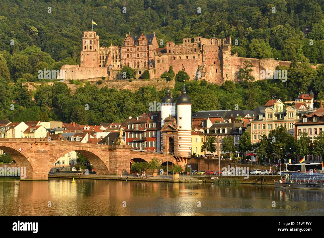 Germania, Baden Wurttemberg, Heidelberg, la città, il castello dalla riva destra del Neckar e il vecchio ponte Karl-Theodor Brücke Foto Stock