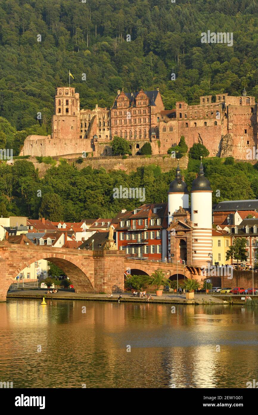 Germania, Baden Wurttemberg, Heidelberg, la città, il castello dalla riva destra del Neckar e il vecchio ponte Karl-Theodor Brücke Foto Stock