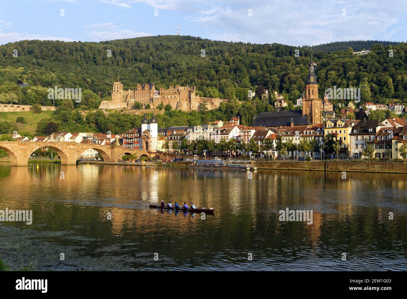 Germania, Baden Wurttemberg, Heidelberg, la città, il castello dalla riva destra del Neckar e il vecchio ponte Karl-Theodor Brücke Foto Stock