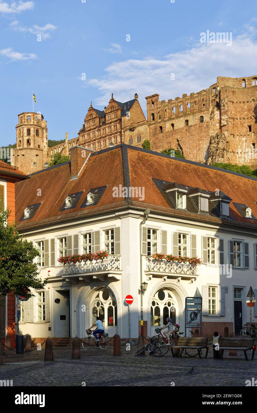Germania, Baden Württemberg, Heidelberg, Kornmarkt e il castello sullo sfondo Foto Stock