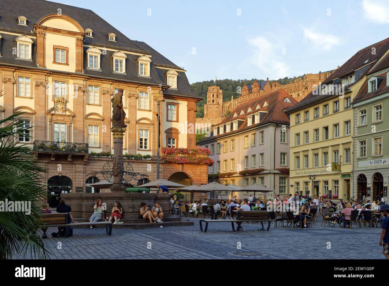 Germania, Baden Württemberg, Heidelberg, Kornmarkt e il castello sullo sfondo Foto Stock