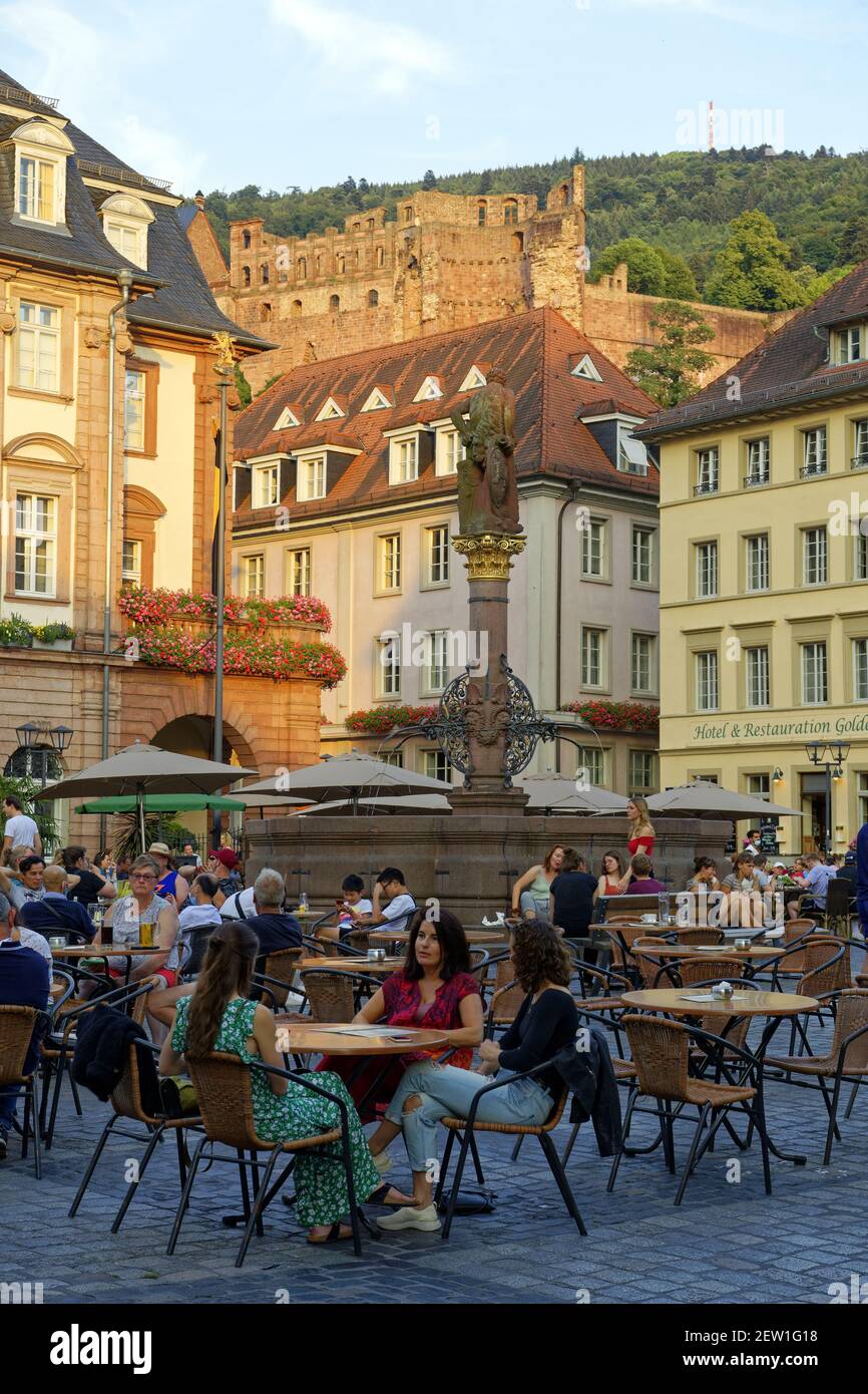 Germania, Baden Württemberg, Heidelberg, Kornmarkt e il castello sullo sfondo Foto Stock