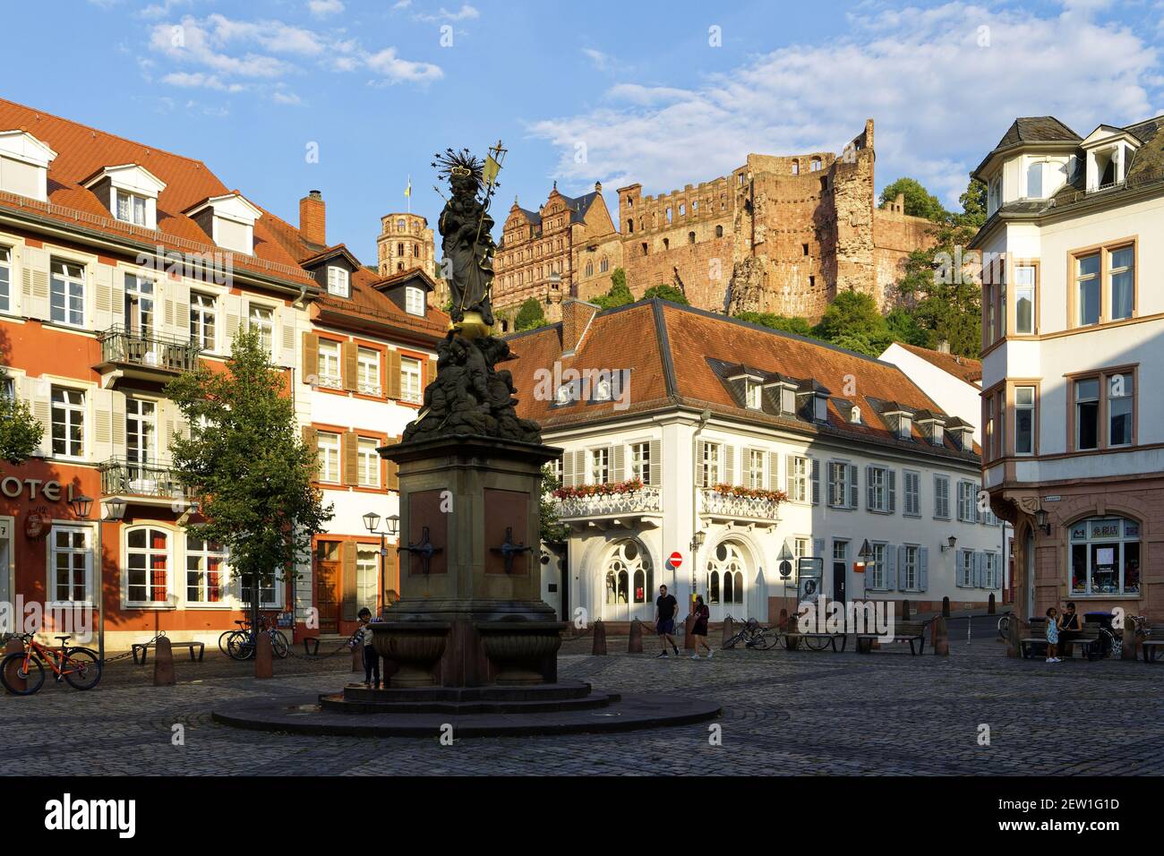 Germania, Baden Württemberg, Heidelberg, Kornmarkt e il castello sullo sfondo Foto Stock