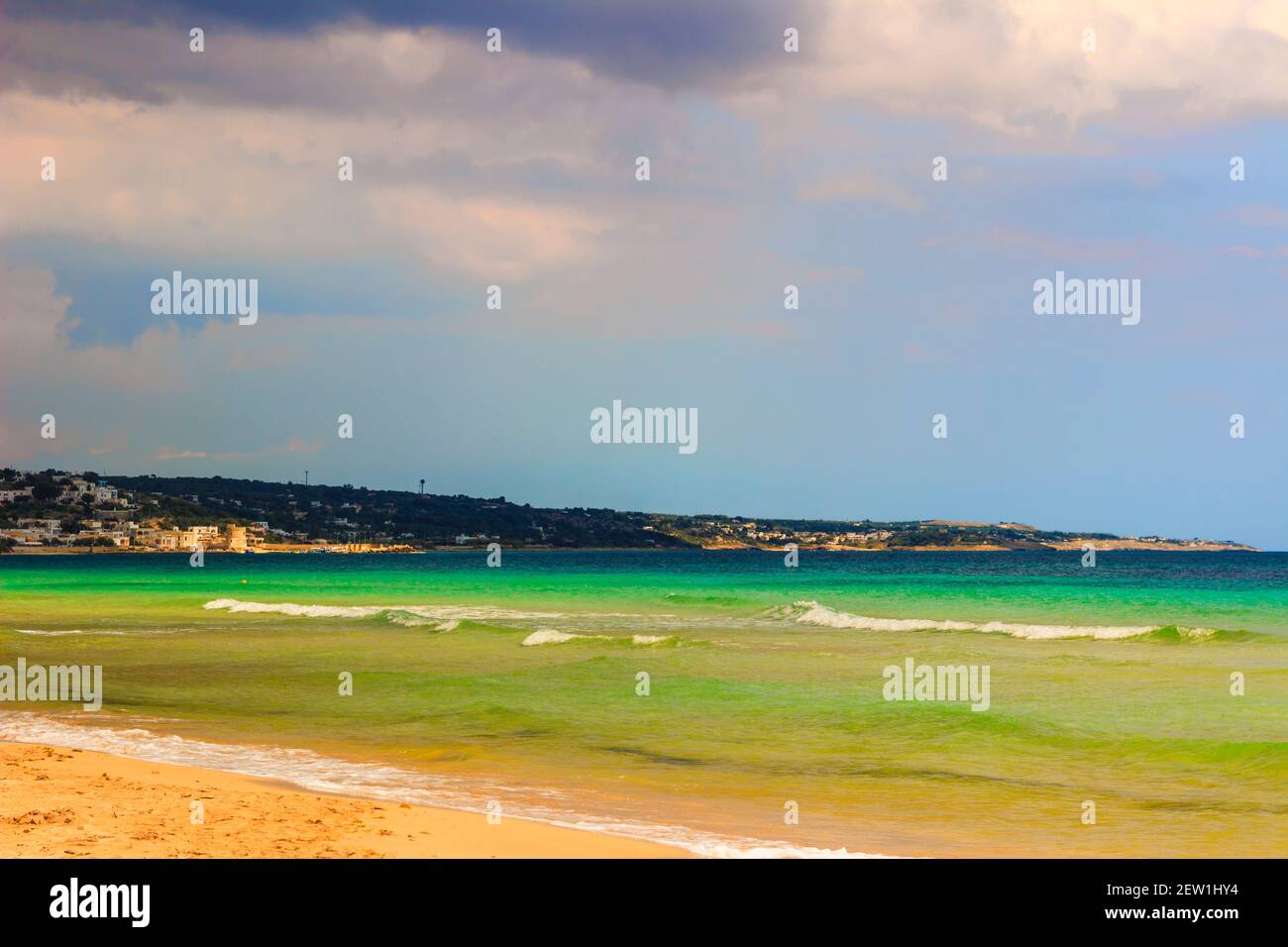 Le spiagge sabbiose più belle della Puglia: Pescoluse, le Maldive del Salento. Sullo sfondo la marina di Torre vado. Foto Stock Le spiagge sabbiose più belle della Puglia: Pescoluse, le Maldive del Salento. Sullo sfondo la marina di Torre vado. Foto Stock