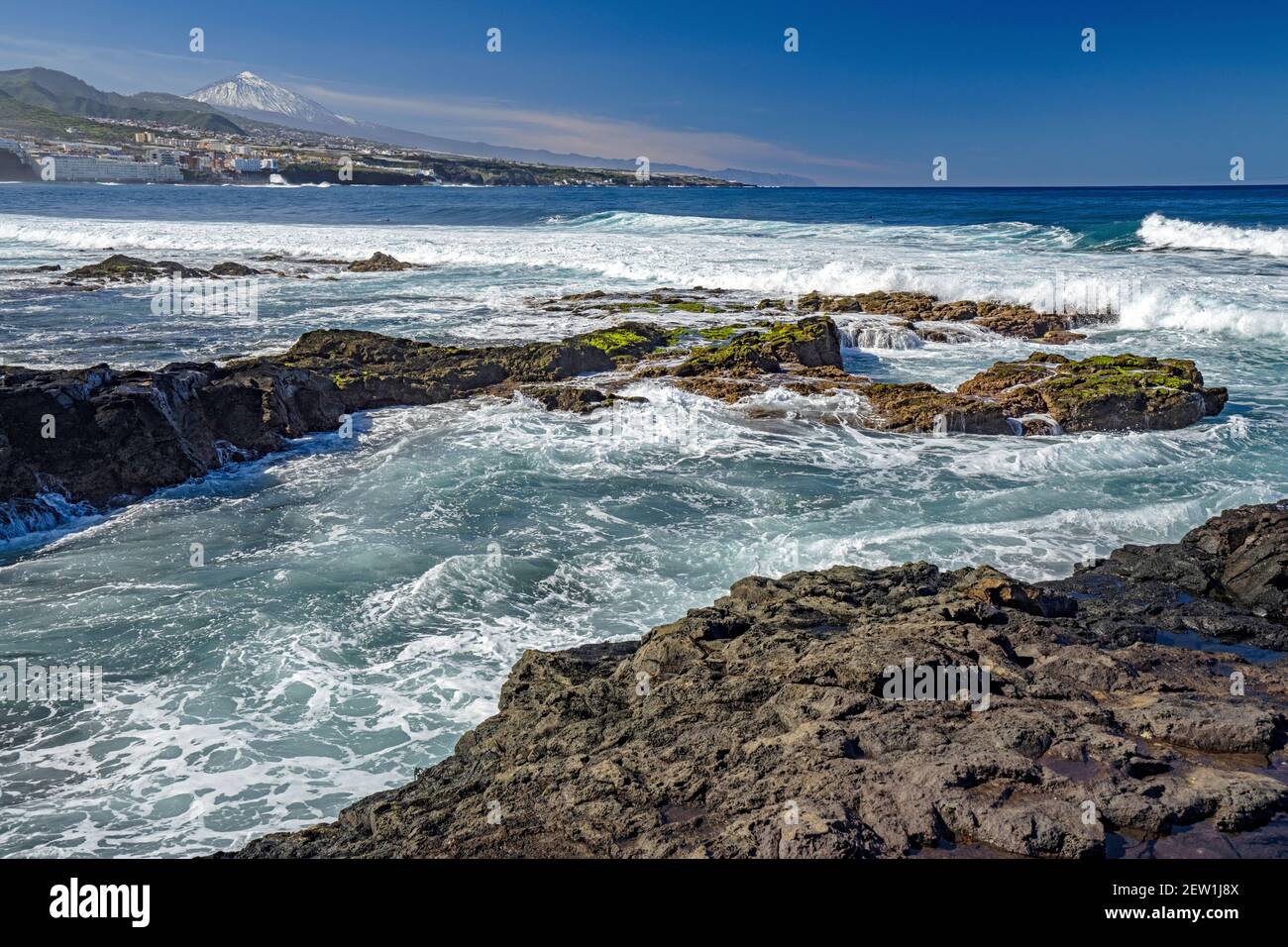 Spagna, Isole Canarie, isola di Tenerife, Punta del Hidalgo, Monte Teide sul retro Foto Stock