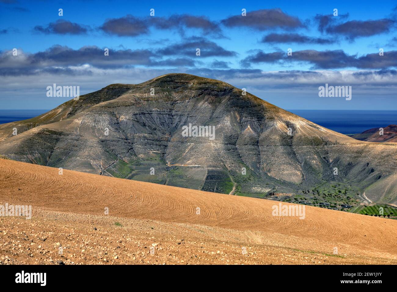 Spagna, Isole Canarie, Isola di Lanzarote, vulcani intorno alla città di Yaiza Foto Stock