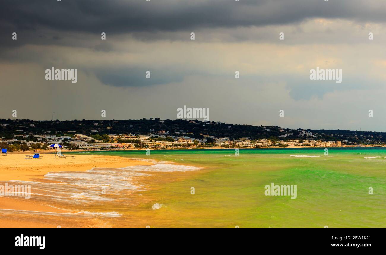 Le spiagge sabbiose più belle della Puglia: Pescoluse, le Maldive del Salento. Sullo sfondo la marina di Torre vado. Foto Stock Le spiagge sabbiose più belle della Puglia: Pescoluse, le Maldive del Salento. Sullo sfondo la marina di Torre vado. Foto Stock