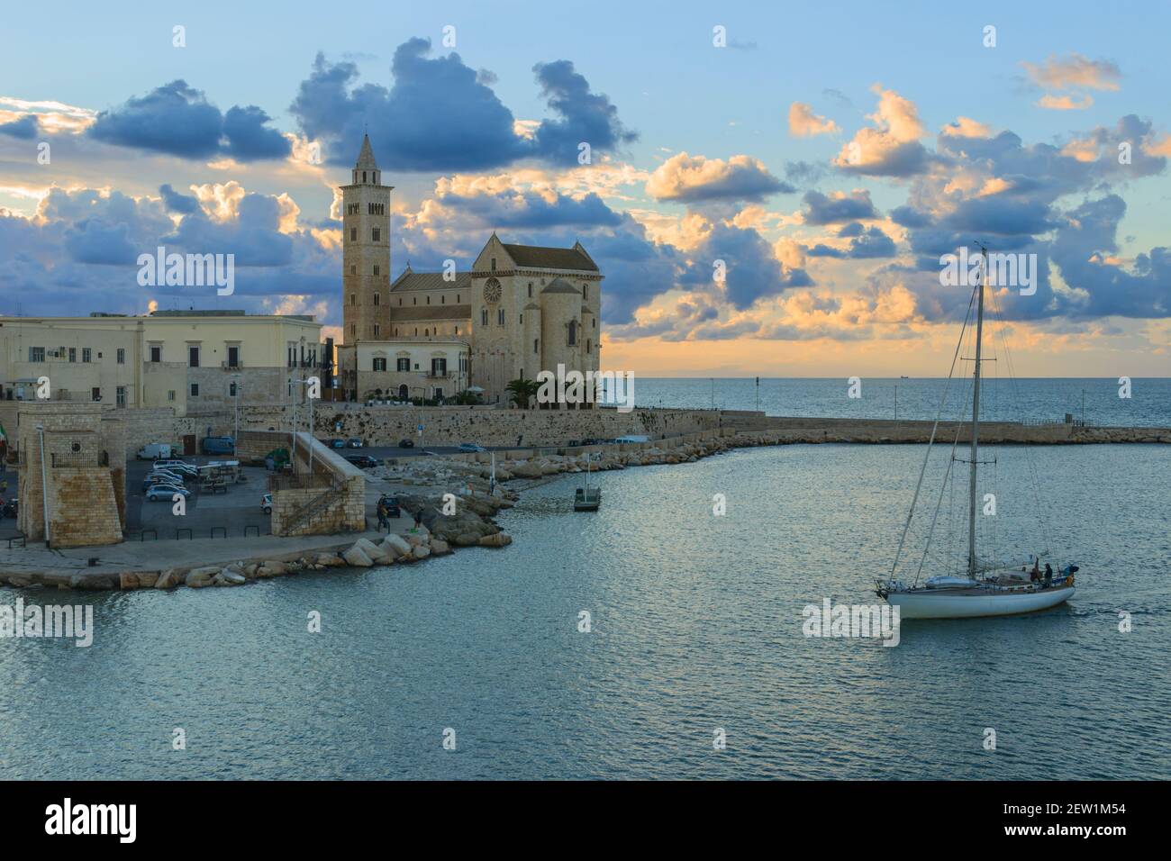 Porto al tramonto: Cattedrale di Trani (Puglia) - ITALIA - è un grande esempio di architettura romanica pugliese. Foto Stock