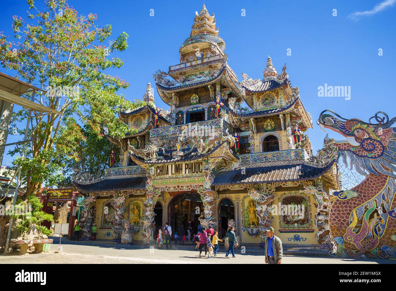 DALAT, VIETNAM - DEC 27, 2015: Vista della Pagoda di Linh Phuoc in una giornata di sole Foto Stock