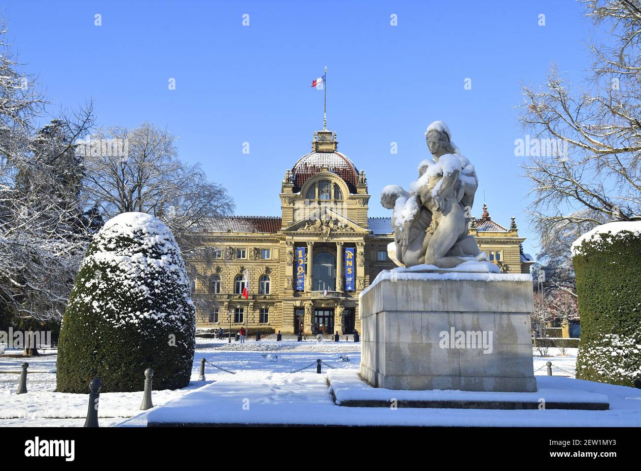 Francia, Bas Rhin, Strasburgo, quartiere di Neustadt, risalente al periodo tedesco elencato come Patrimonio Mondiale dall'UNESCO, Place de la Republique, monumento di guerra, una madre detiene i suoi due figli morenti, uno guarda sulla Francia e l'altro guarda sulla Germania e il Palais du Rhin (ex Kaiserpalast) Foto Stock