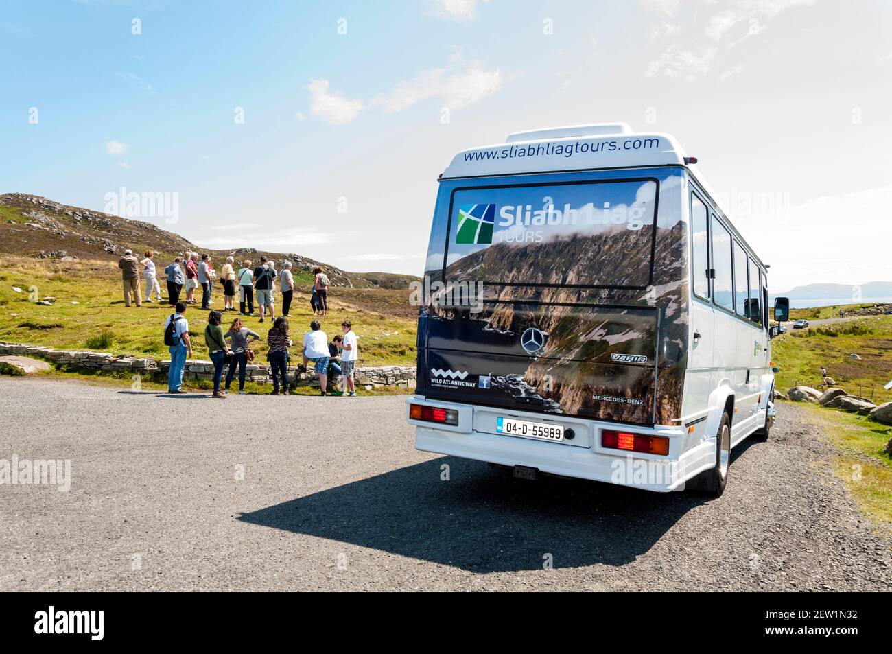 Turisti e tour in autobus sulla Wild Atlantic Way a Sliabh Liag, Slieve League scogliere, Contea di Donegal, Irlanda Foto Stock