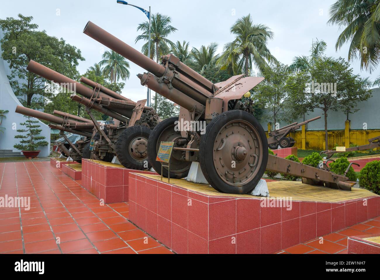 DA NANG, VIETNAM - 05 GENNAIO 2016: Pezzi di artiglieria utilizzati nella guerra del Vietnam nel museo della quinta zona militarizzata Foto Stock