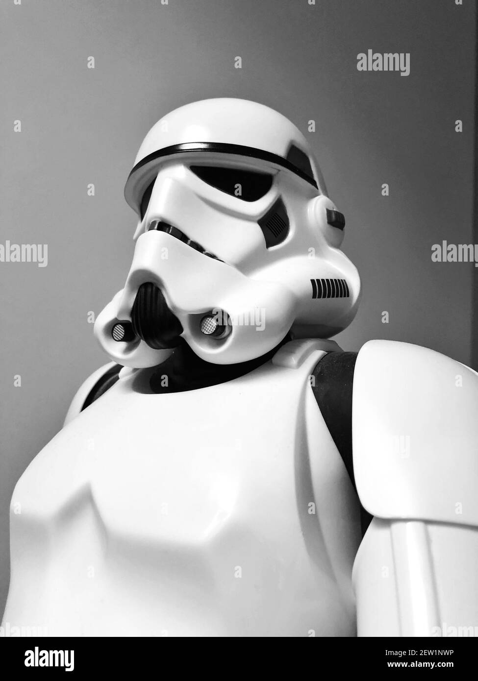 Vista ad angolo basso di uno Star Wars Stormtrooper che guarda minaccioso e minaccioso Foto Stock