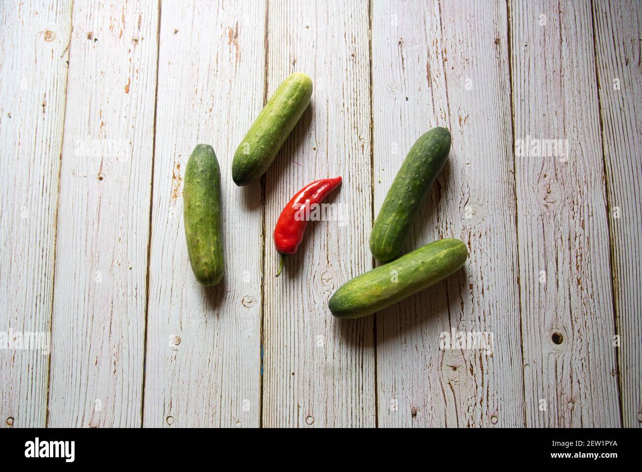 Vista dall'alto di cetrioli e rosso freddo sullo sfondo Foto Stock