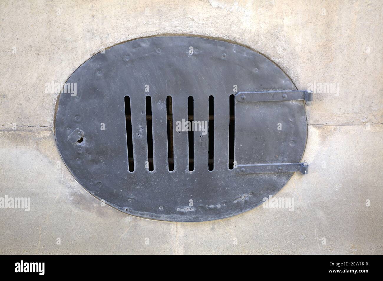 Scivolo di carbone porta in metallo all'esterno del vecchio edificio Foto Stock