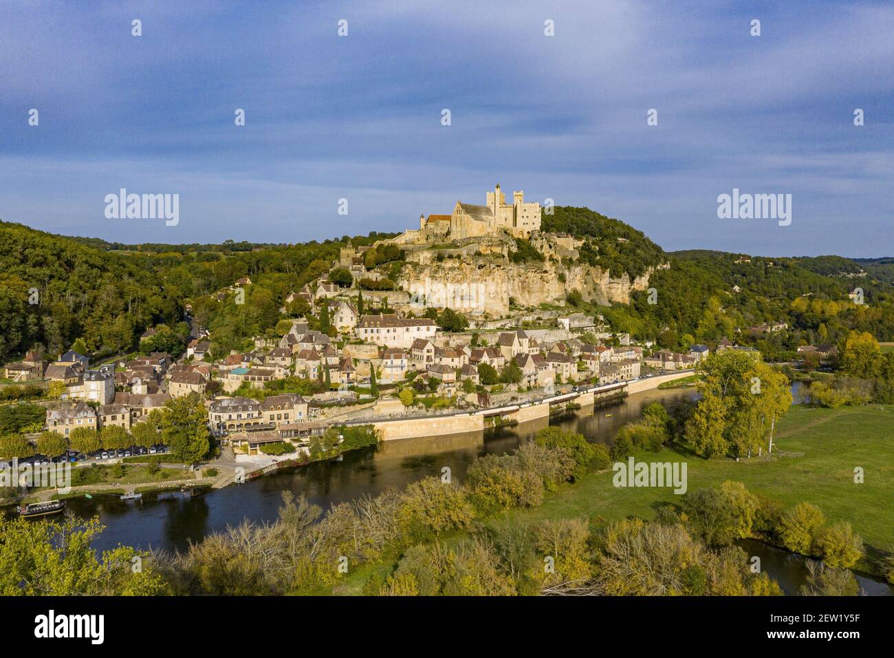 Francia, Dordogna, villaggio di Beynac et Cazenac e il fiume Dordogna (vista aerea) Foto Stock