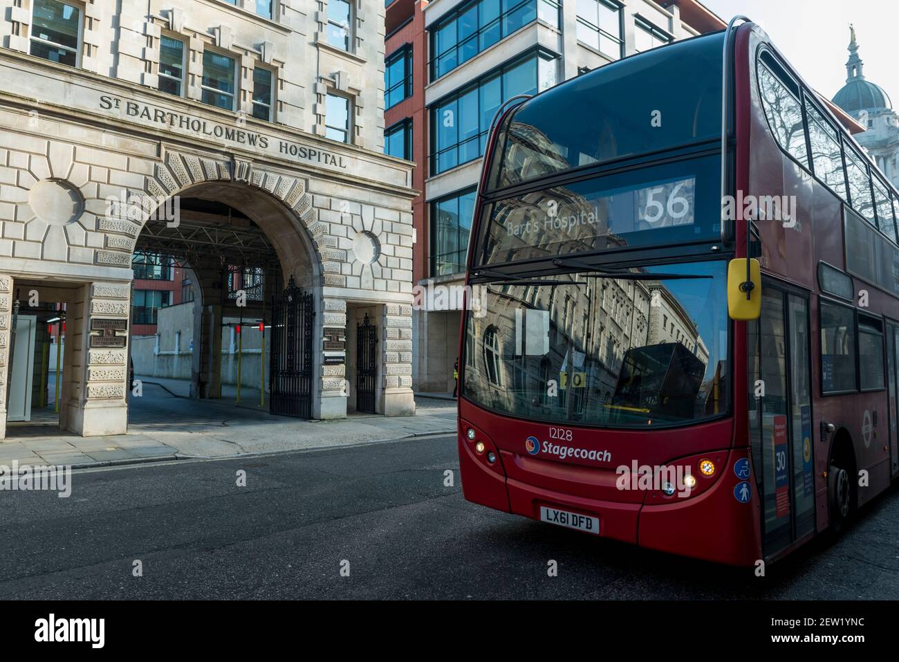 Londra, Regno Unito. 2 marzo 2021. Un autobus a due piani che ferma all'ospedale Barts fuori dall'ospedale di St Bartholomew, dove ieri il duca di Edimburgo è stato trasferito dall'ospedale del re Edoardo VII. Buckingham Palace ha detto che i medici continueranno a trattarlo per un'infezione e una condizione cardiaca preesistente. St Bartolomew’s è un centro di eccellenza nel campo della cardiologia e dispone del più grande centro cardiovascolare specializzato d’Europa. Credit: Stephen Chung / Alamy Live News Foto Stock