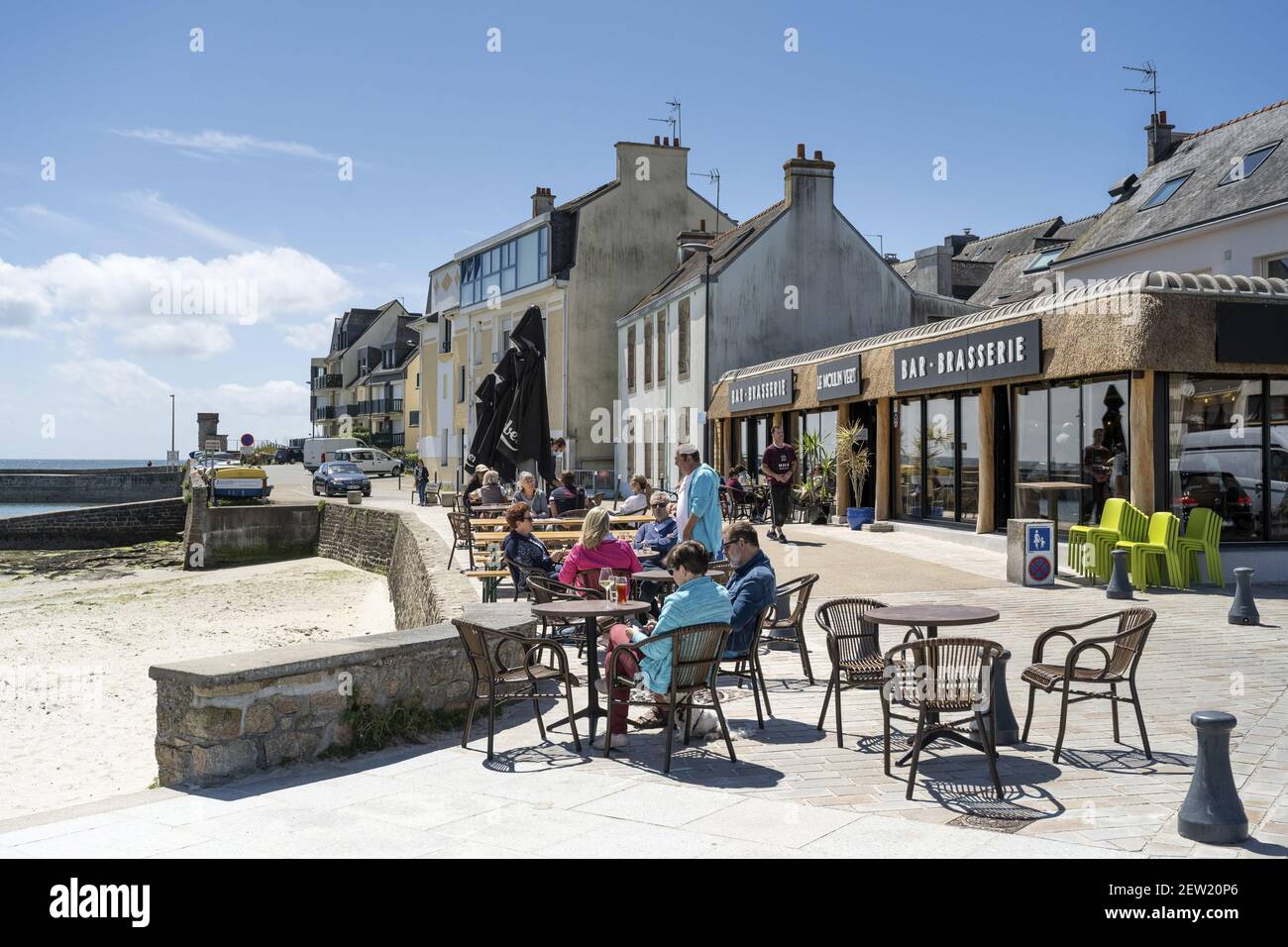 Francia, Morbihan, Ploemeur, il piccolo porto di Lomener con terrazza Foto Stock