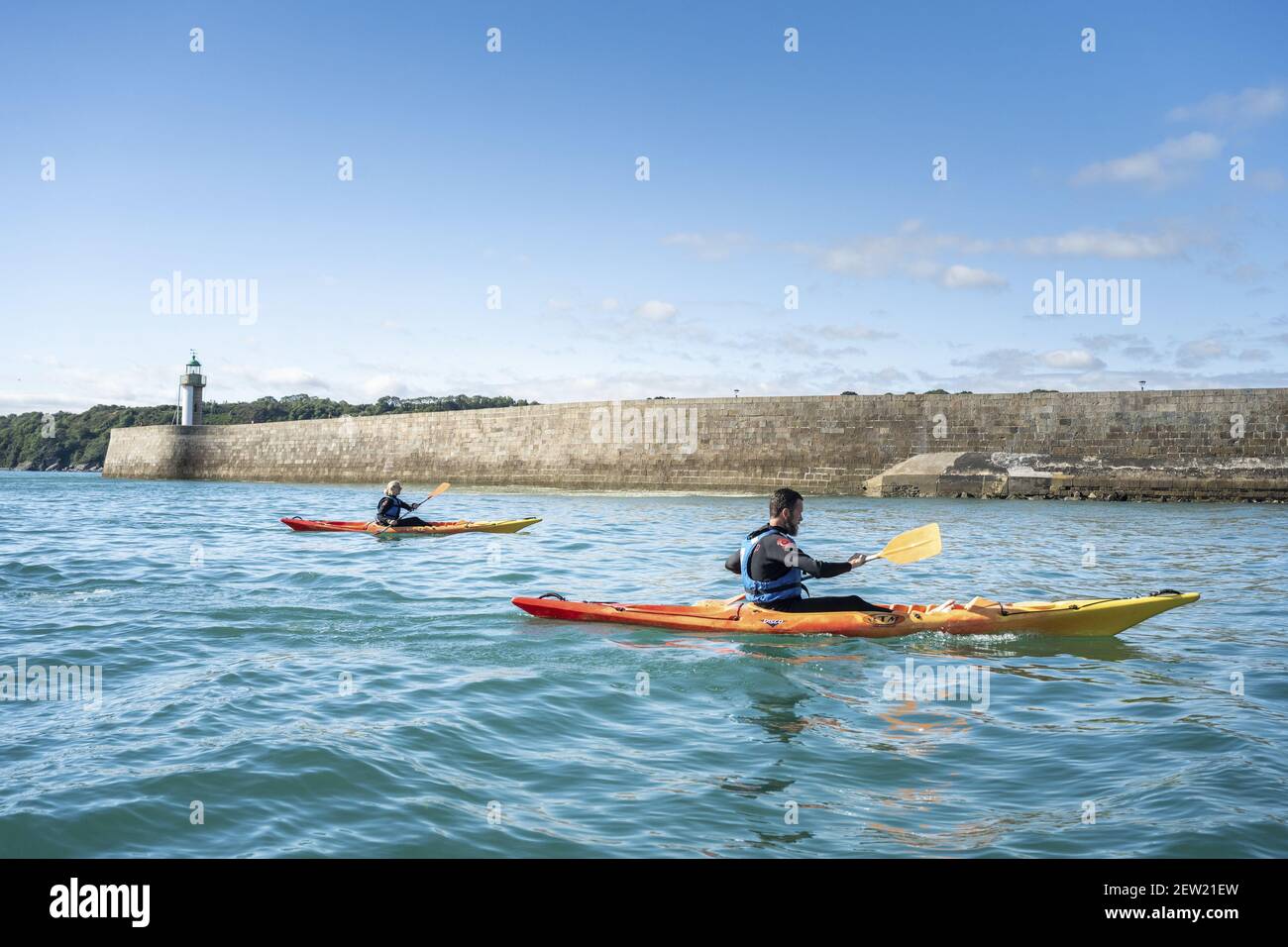 Francia, Cotes d'Armor, Binic-Étables-sur-mer, kayak vicino al porto Foto Stock