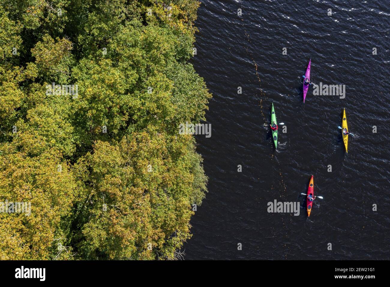 Francia, Cotes d'Armor, la Meaugon, gita in kayak sul fiume Gouet e sul lago della diga di Saint-Barthélemy (vista aerea) Foto Stock