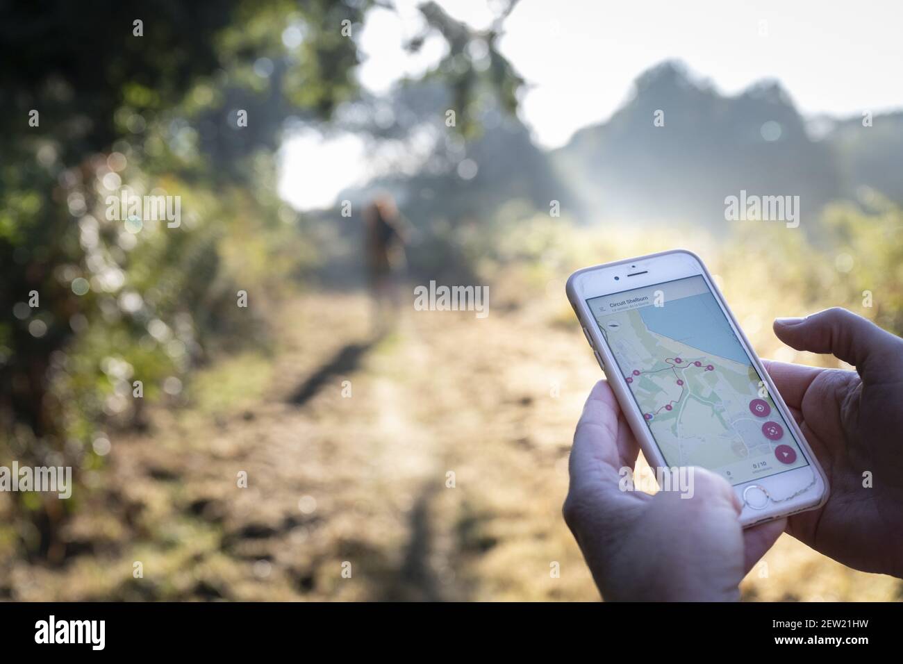 Francia, Cotes d'Armor, Plouha, escursionista che consulta un'app per escursioni su uno smartphone Foto Stock