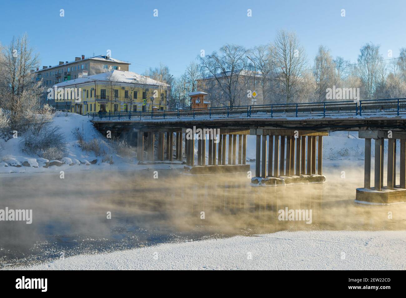VYTEGRA, RUSSIA - 23 FEBBRAIO 2020: Giorno di febbraio gelido presso il ponte della città sul fiume Vytegra. Vologda Oblast Foto Stock