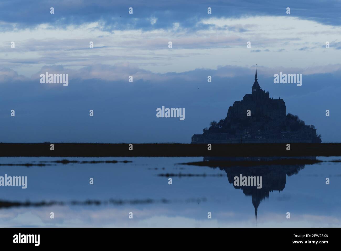 Francia, Manica, il Mont-Saint-Michel, la silhouette di Mont-Saint-Michel all'alba Foto Stock
