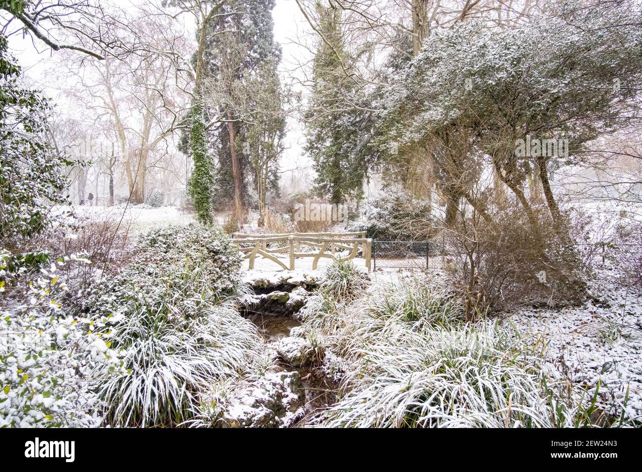 Francia, Parigi, il Bois de Vincennes, il lago Daumesnil sotto la neve Foto Stock