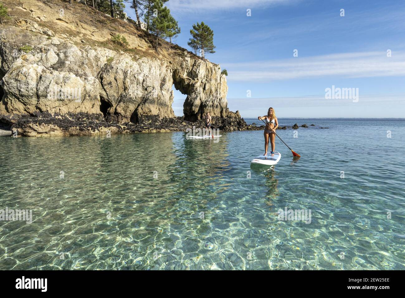 Francia, Finistere, Crozon, paddle boarding sulla penisola di Crozon alla punta di Saint Hernot o l'Isola della Vergine Foto Stock