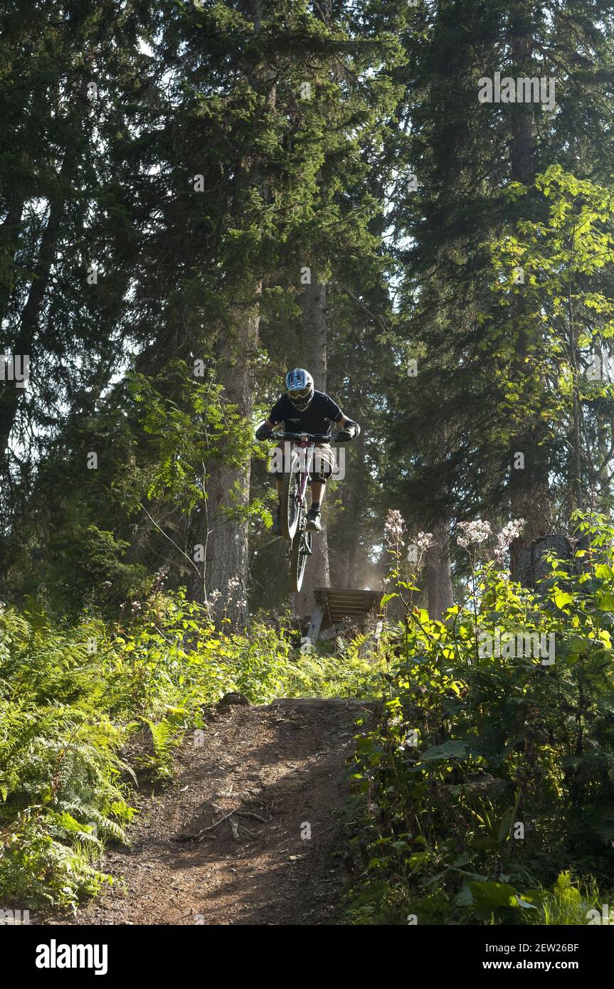 Svizzera, Canton Vallese, Morgins, discesa in mountain bike nella località Foto Stock