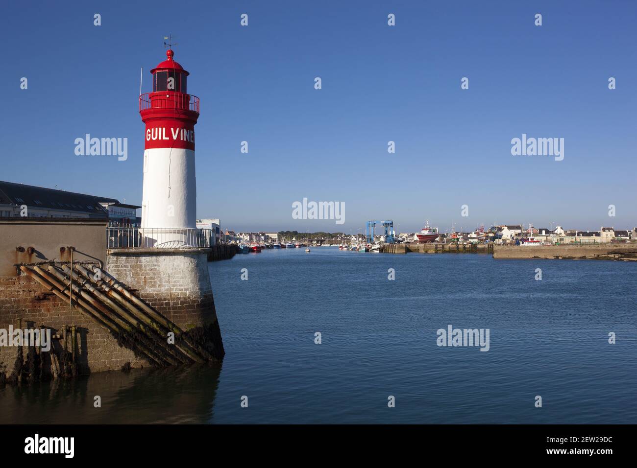 Francia, Finistère (29), Pays Bigouden, le Guilvinec, Premier port de pêche artisanale de France, le phare (feu du Môle nord) veille sur l'entrée du port Foto Stock