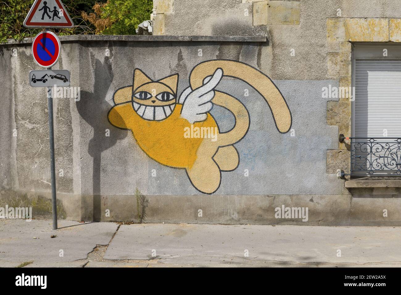 Francia, Loiret, Valle della Loira classificato come patrimonio mondiale dell'UNESCO, Orléans, Monsieur Chat, la creatura dell'artista dei graffiti Thomas Vuille, può essere visto quasi ovunque sul pianeta Foto Stock