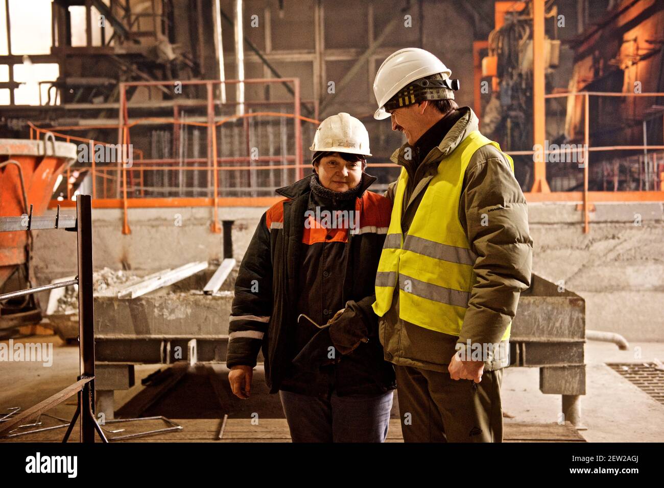 Lavoratori ucraini alla fabbrica di prodotti in cemento armato, ritratti di persone sul posto di lavoro Foto Stock