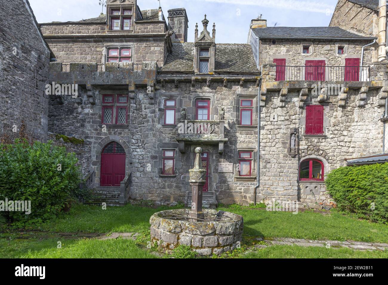 Francia, Puy-de-Dome, Besse et Saint Anastaise, Parco Naturale Regionale dei Vulcani d'Alvernia, Besse-en Chandesse, maniero Sainte-Marie des Remparts Foto Stock