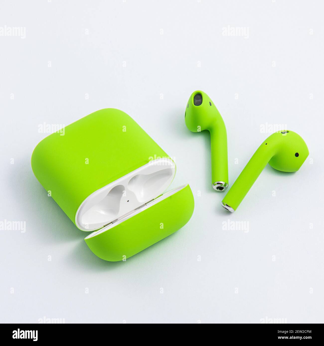 Cuffie wireless colorate su sfondo bianco Foto stock - Alamy