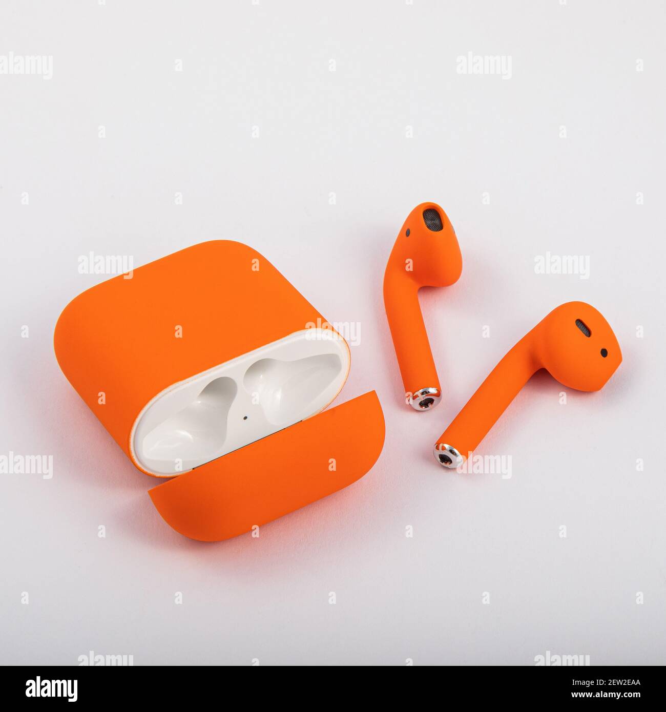 Cuffie wireless colorate su sfondo bianco Foto stock - Alamy