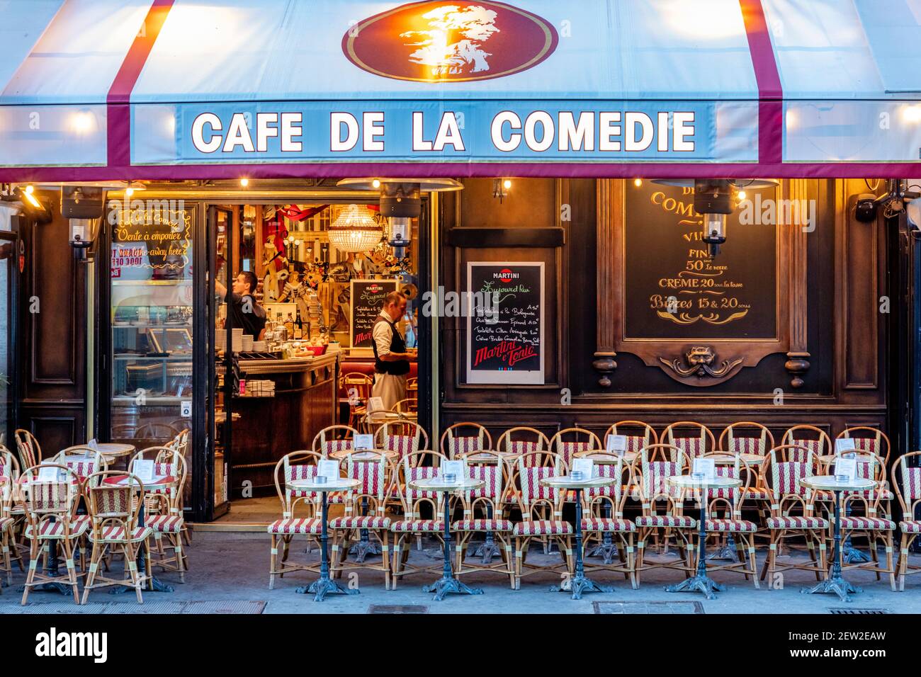 La mattina presto al Cafe de la Comedie vicino al Palais Royal, Parigi, Ile-de-France, Francia Foto Stock