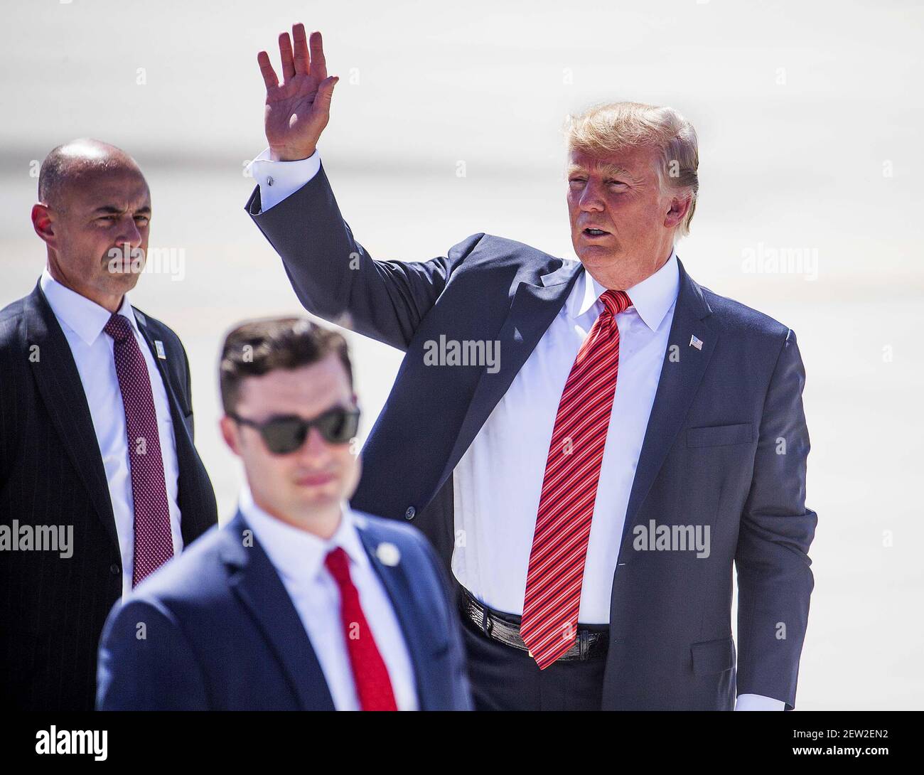 22 agosto 2017; Yuma, AZ, USA; Il presidente Donald Trump ondeggia con Arrivederci dopo aver visitato Marines presso la stazione aerea del corpo dei Marini di Yuma. Credito obbligatorio: Tom Tingle/la Repubblica dell'Arizona tramite la RETE USA TODAY Foto Stock