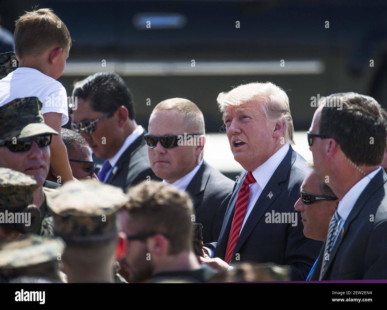22 agosto 2017; Yuma, AZ, USA; Il presidente Donald Trump parla con un ragazzo sulle spalle di suo padre alla Marine Corps Air Station di Yuma. Credito obbligatorio: Tom Tingle/la Repubblica dell'Arizona tramite la RETE USA TODAY Foto Stock