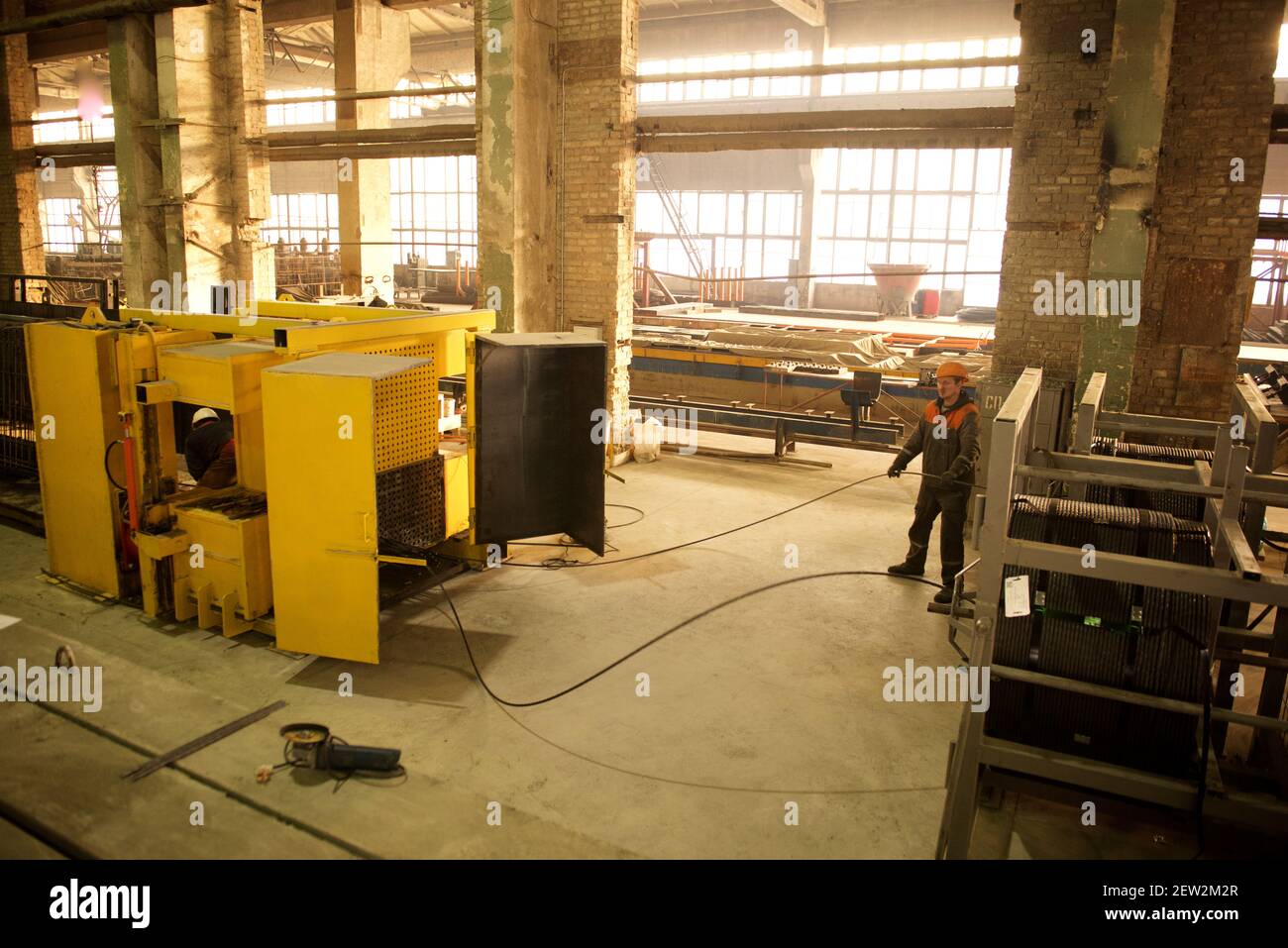 Lavoratori ucraini alla fabbrica di prodotti in cemento armato, ritratti di persone sul posto di lavoro Foto Stock