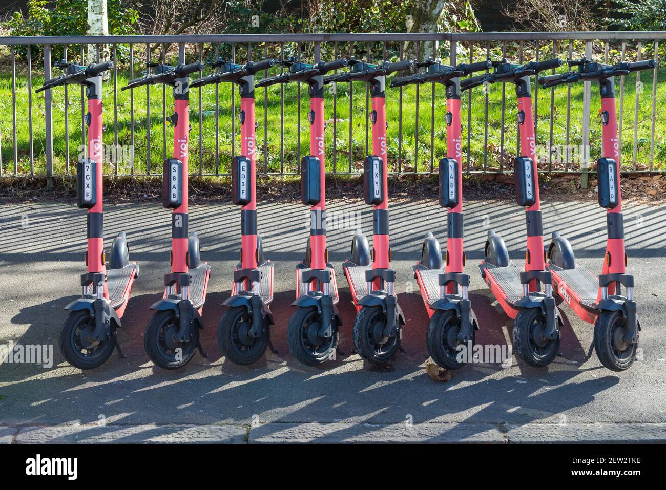 Fila di 8 voi. Scooter elettrici in attesa di noleggio a Edgbaston, Birmingham, Regno Unito Foto Stock