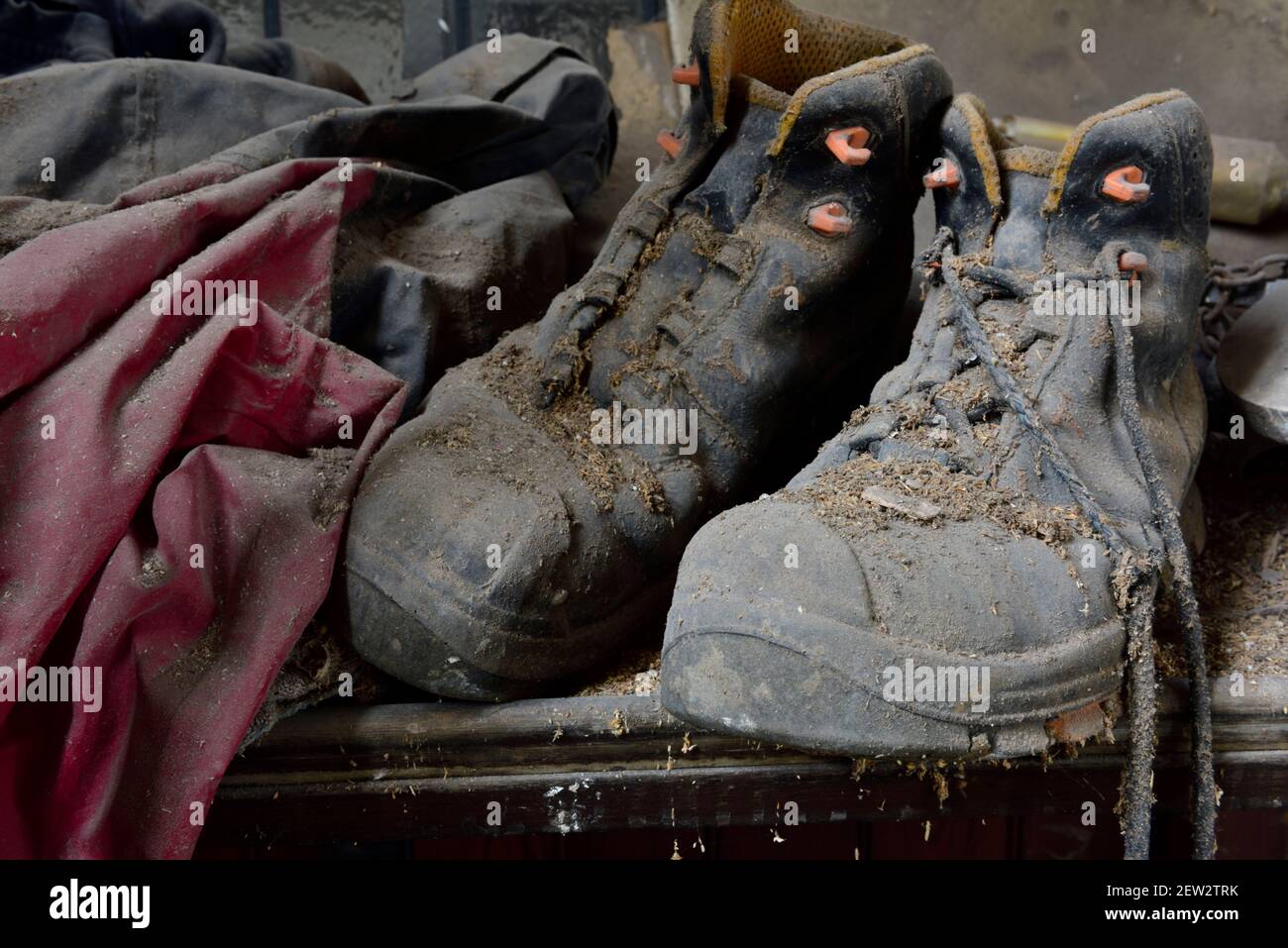 Primo piano degli stivali da lavoro da uomo vecchi Foto Stock