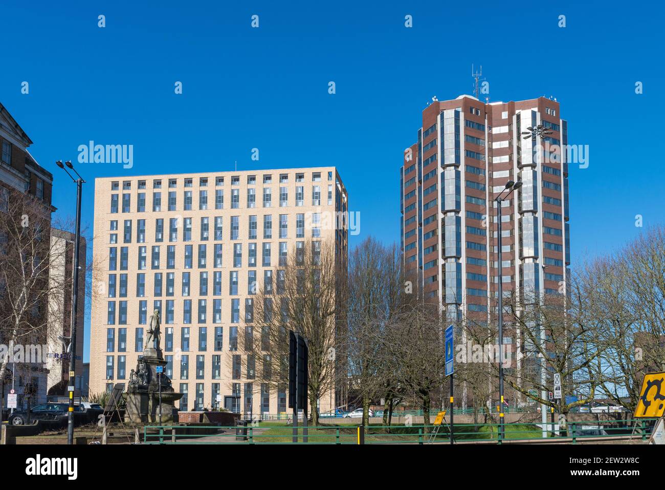 Edifici alti e moderni sulla Hagley Road, Edgbaston, Birmingham, che sono appartamenti Foto Stock