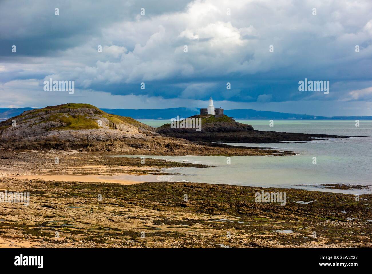 Bracelet Bay e Mumbles Lighthouse e costruito nel 1794 La costa sud-orientale della penisola di Gower vicino a Swansea Nel Galles del Sud Regno Unito Foto Stock